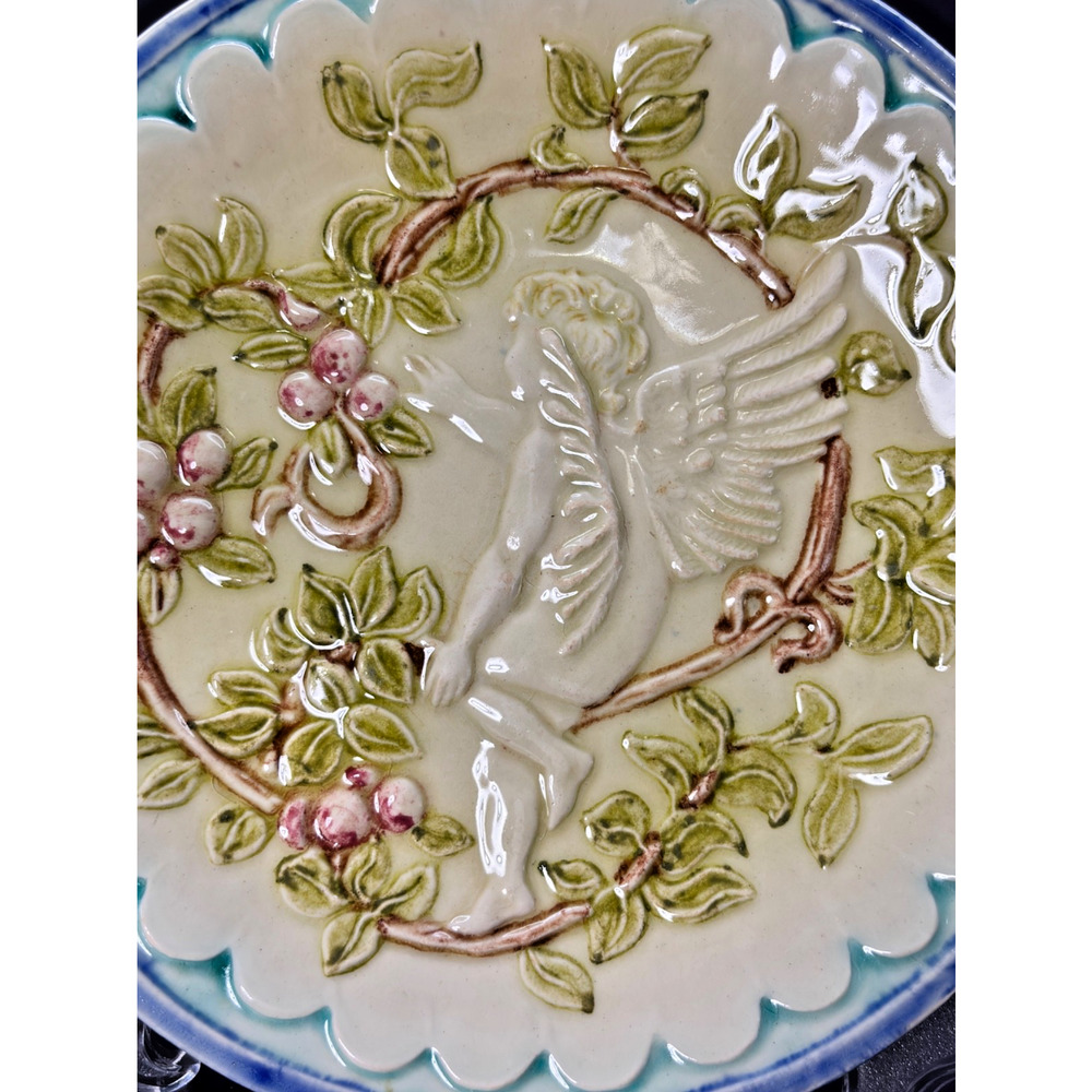 Majolica Angelic Cherub Figure, Leaves & Berries Plate 8 1/4" - Picture 5 of 11